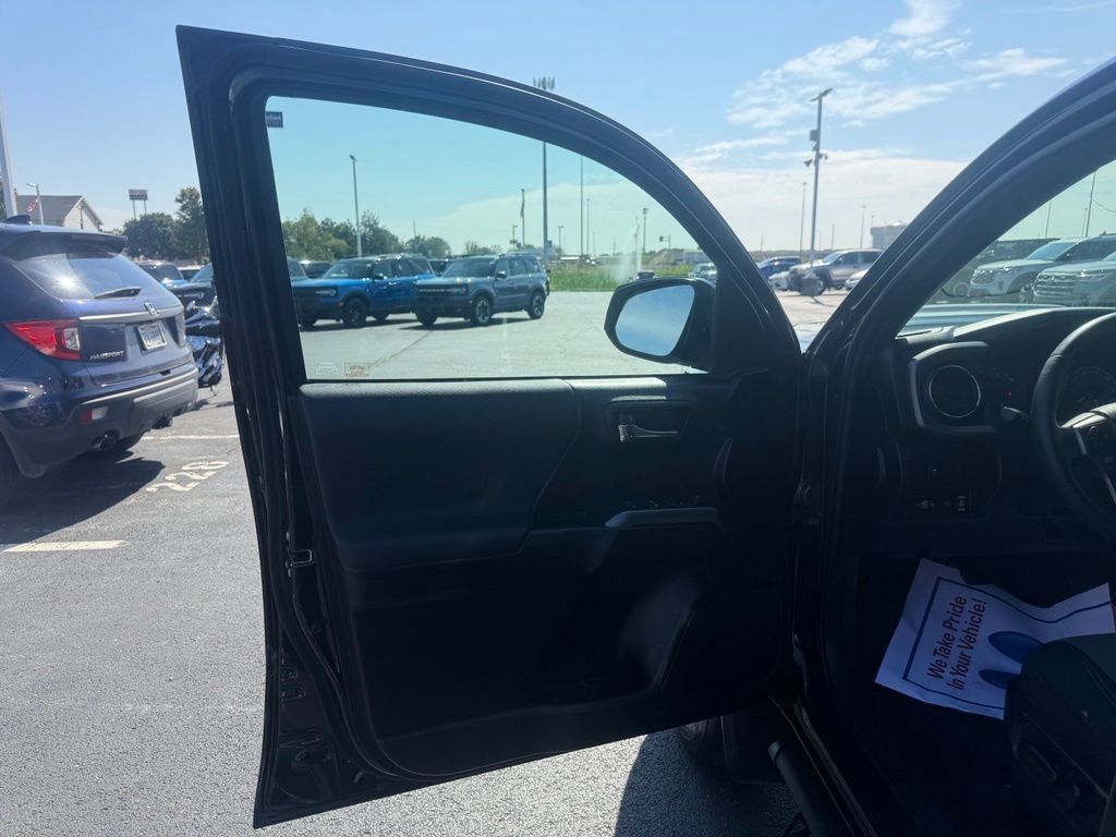 Used 2021 Toyota Tacoma TRD Sport AWD/4WD image 18