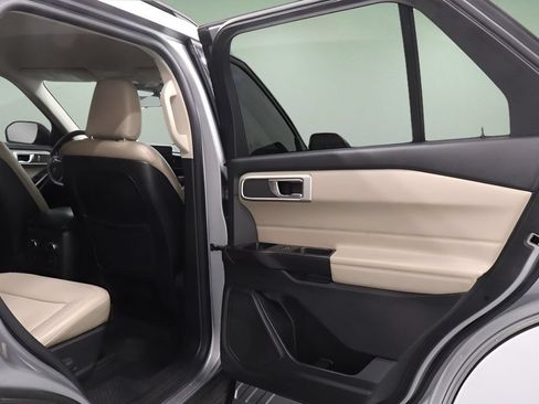 Used 2020 Ford Explorer XLT w/ Equipment Group 202A AWD/4WD image 18