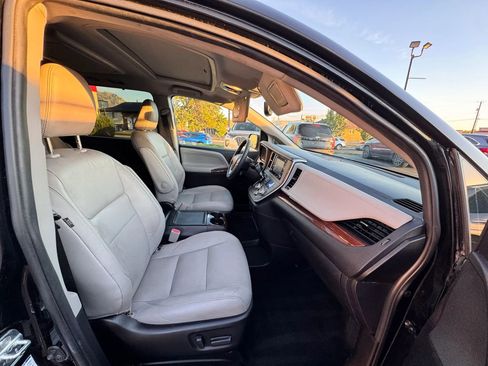 Used 2019 Toyota Sienna Limited Premium image 34