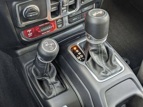 Used 2025 Jeep Wrangler Unlimited Rubicon w/ Convenience Group AWD/4WD image 23
