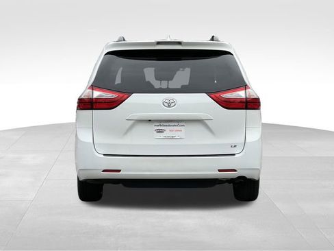 Used 2018 Toyota Sienna LE image 4