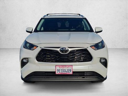 Used 2023 Toyota Highlander XLE FWD image 2