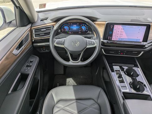 Used 2024 Volkswagen Atlas SE w/ Panoramic Sunroof Package image 18