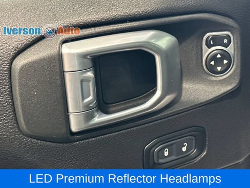 Used 2022 Jeep Wrangler Unlimited Sahara w/ LED Lighting Group AWD/4WD image 16