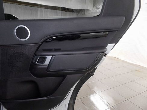 Used 2019 Land Rover Discovery SE image 19