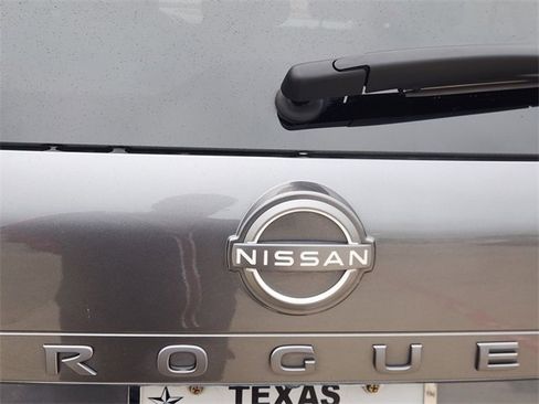 Used 2025 Nissan Rogue SV w/ SV Premium Package FWD image 9