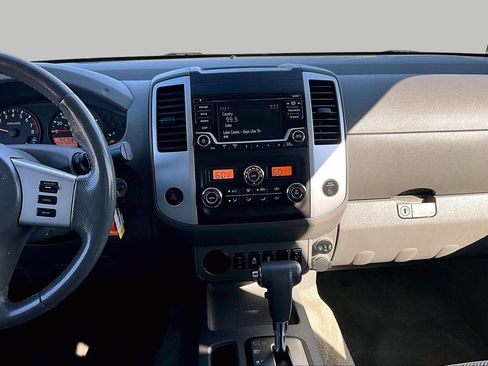 Used 2018 Nissan Frontier SV image 6