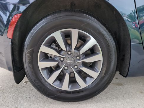 Used 2023 Chrysler Pacifica Limited FWD image 13