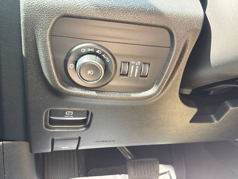 Used 2023 Jeep Grand Cherokee Limited AWD/4WD image 32