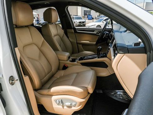 Used 2024 Porsche Macan AWD/4WD image 27
