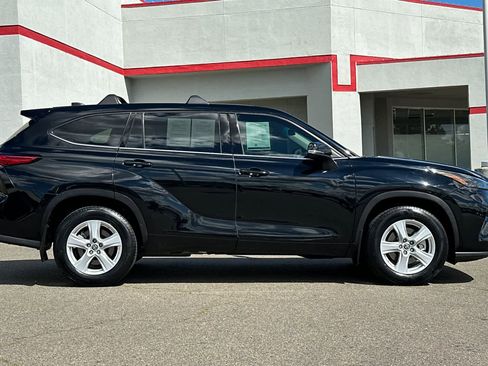 Used 2022 Toyota Highlander LE AWD/4WD image 6