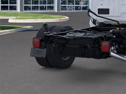 New 2025 Ford F550 4x4 Crew Cab image 21