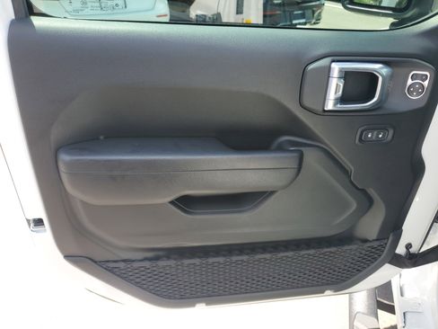 Used 2023 Jeep Gladiator Sport AWD/4WD image 9