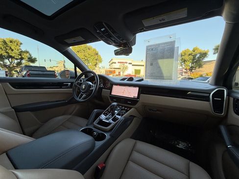 Used 2021 Porsche Cayenne AWD/4WD image 36