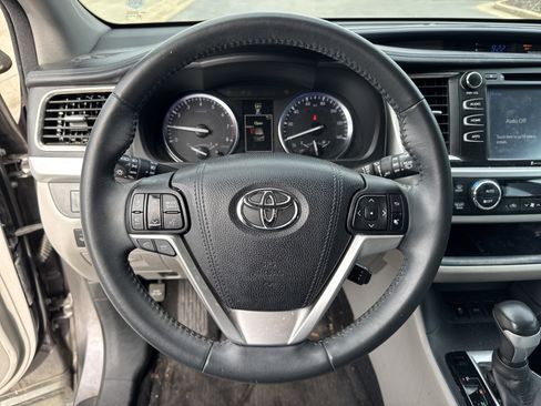 Used 2016 Toyota Highlander XLE image 28