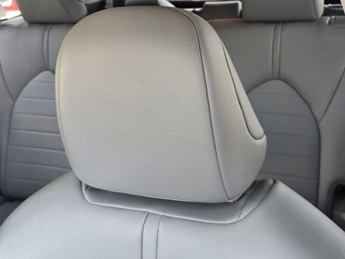 Used 2023 Toyota Highlander XLE AWD/4WD image 16