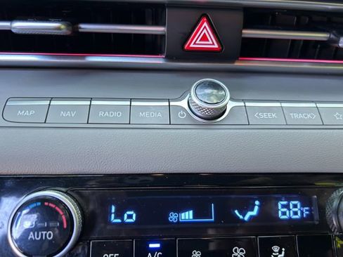 Used 2024 Hyundai Elantra SEL FWD image 25