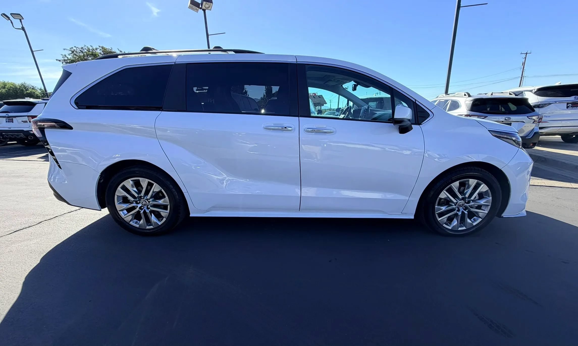 Used 2024 Toyota Sienna XLE w/ XLE Plus Package AWD/4WD image 3