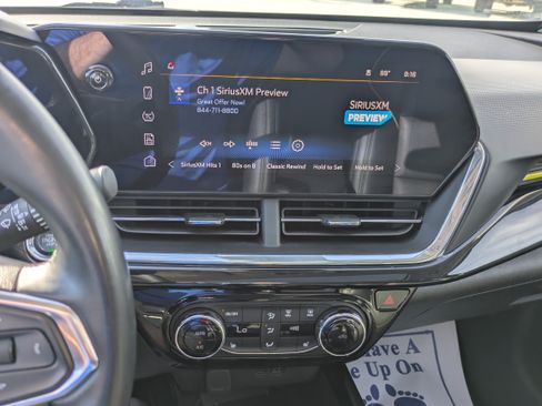 Used 2024 Chevrolet Trax ACTIV w/ Sunroof Package FWD image 17