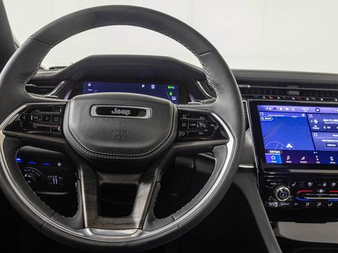 Used 2024 Jeep Grand Cherokee Overland w/ Luxury Tech Group IV AWD/4WD image 33