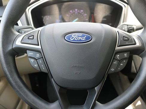 Used 2020 Ford Fusion SE FWD image 19