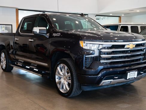 Used 2023 Chevrolet Silverado 1500 High Country w/ High Country Premium Package AWD/4WD image 3