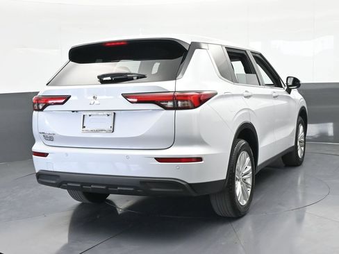 Used 2023 Mitsubishi Outlander ES image 5