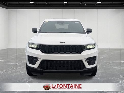 New 2025 Jeep Grand Cherokee Altitude image 8