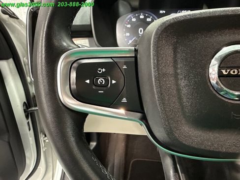 Used 2022 Volvo XC40 T5 Momentum image 27