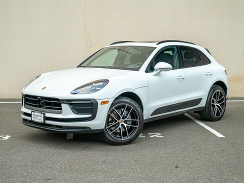 Used 2025 Porsche Macan image 1