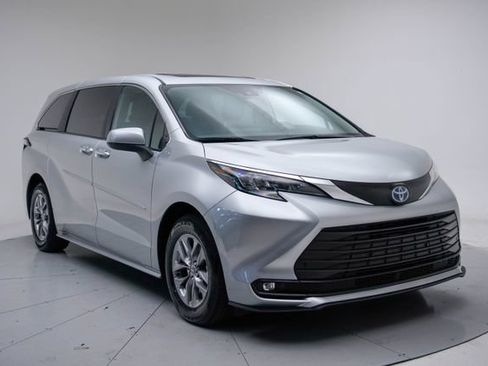 Used 2025 Toyota Sienna XLE FWD image 23