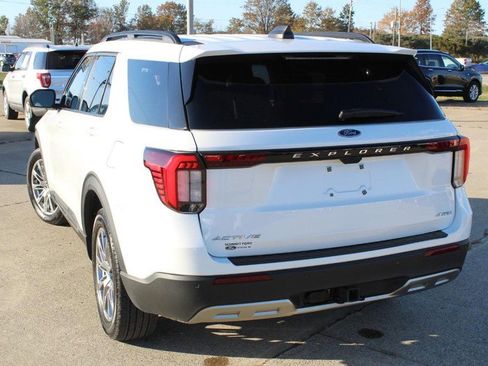 Used 2025 Ford Explorer Active w/ Active Comfort Package image 5