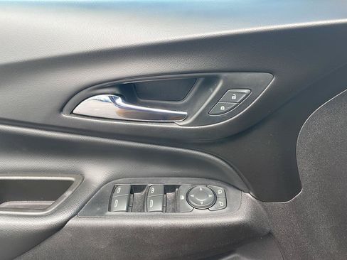 Used 2019 Chevrolet Equinox LT w/ Driver Convenience Package FWD image 12