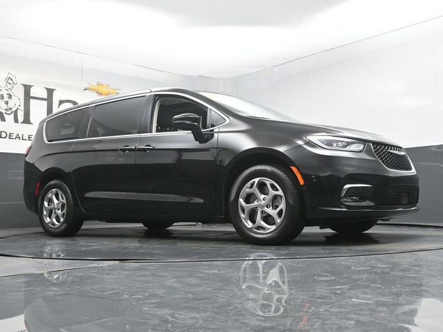 Used 2024 Chrysler Pacifica Limited AWD/4WD image 2
