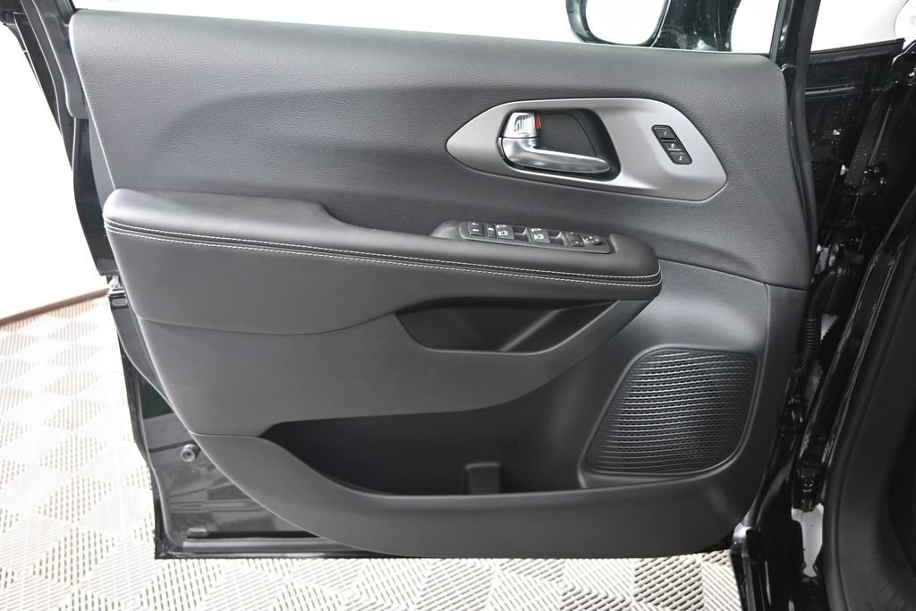 New 2027 Chrysler Pacifica Select AWD/4WD image 20