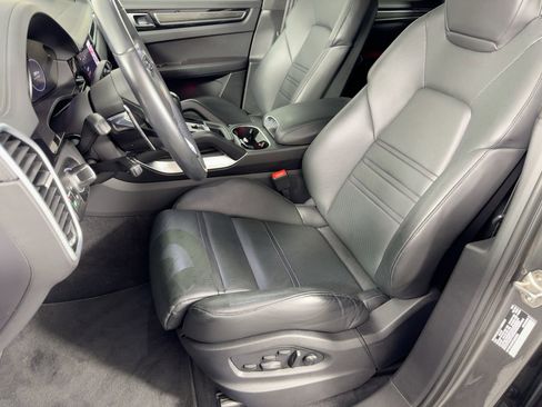 Certified 2023 Porsche Cayenne Turbo image 5