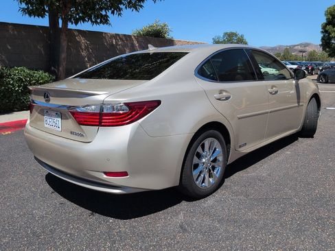 Used 2014 Lexus ES 300h w/ Luxury Package w/Bamboo Trim FWD image 8