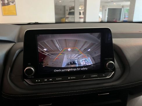 Used 2025 Nissan Rogue SV FWD image 25