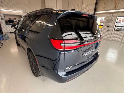Used 2025 Chrysler Pacifica Limited AWD/4WD image 5