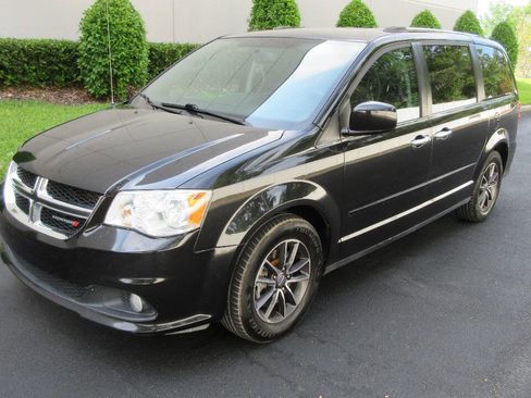 Used 2017 Dodge Grand Caravan SXT FWD image 1