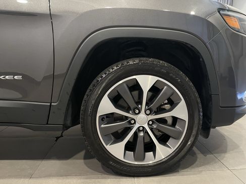 Used 2022 Jeep Cherokee Limited w/ Elite Package AWD/4WD image 10