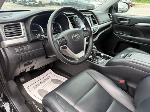 Used 2019 Toyota Highlander XLE AWD/4WD image 15