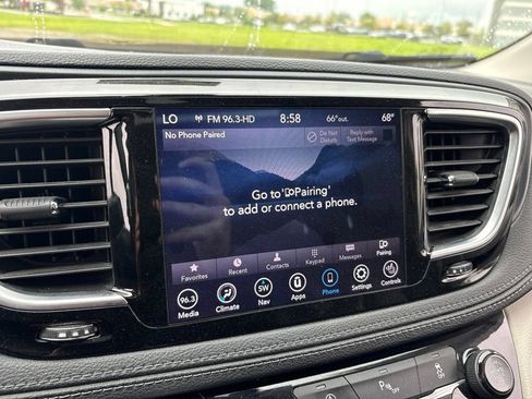 Used 2020 Chrysler Pacifica Limited FWD image 24