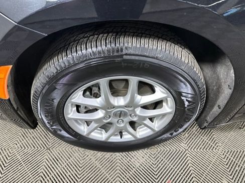 Used 2023 Chrysler Voyager LX image 10