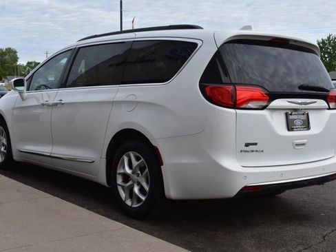 Used 2017 Chrysler Pacifica Touring-L w/ Tire & Wheel Group FWD image 14