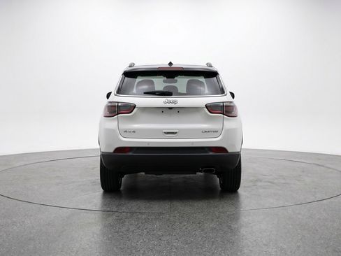 Used 2025 Jeep Compass Latitude AWD/4WD image 7