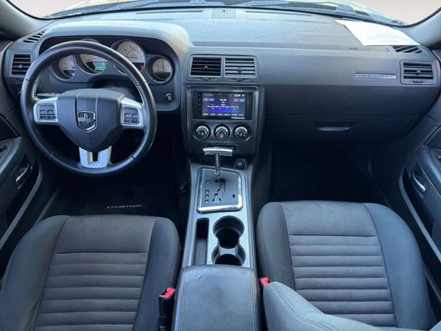 Used 2014 Dodge Challenger SXT image 10