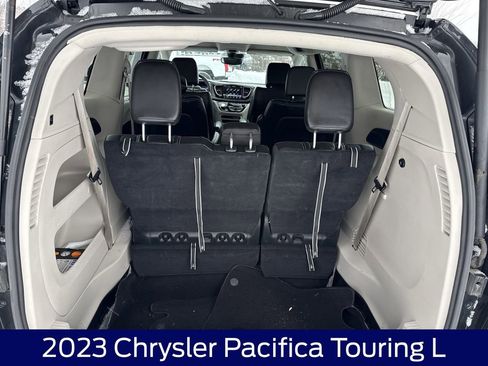 Used 2023 Chrysler Pacifica Touring-L image 17
