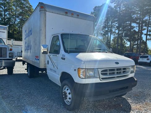 Used 2002 Ford E-350 and Econoline 350 Super Duty RWD image 3