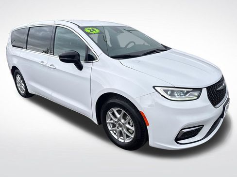 Used 2024 Chrysler Pacifica Touring FWD image 9